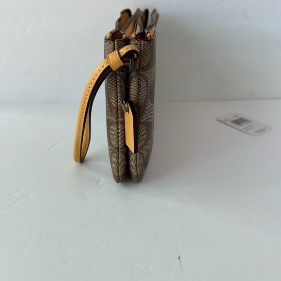 Coach NWT Wristlet Signature Print With Yellow LeatherStrap and zipper - Picture 7 of 10